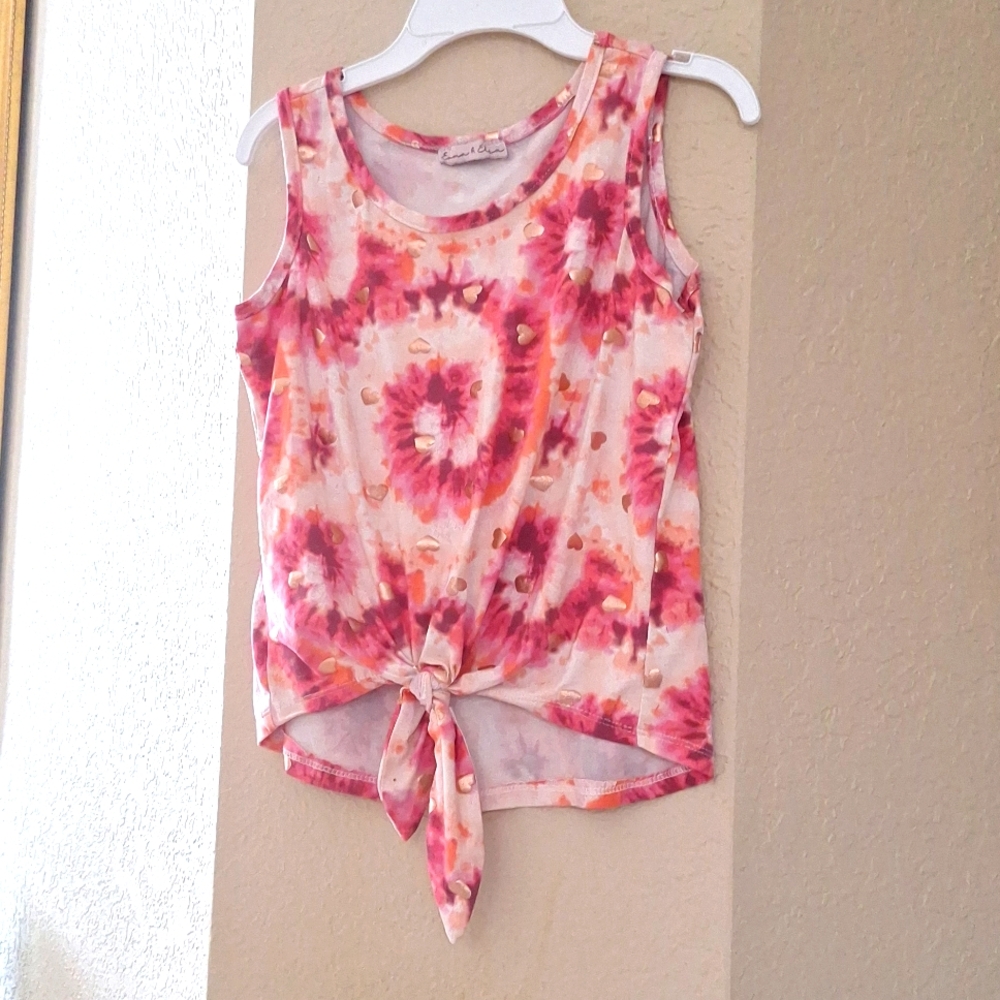 A short sleeve shirt